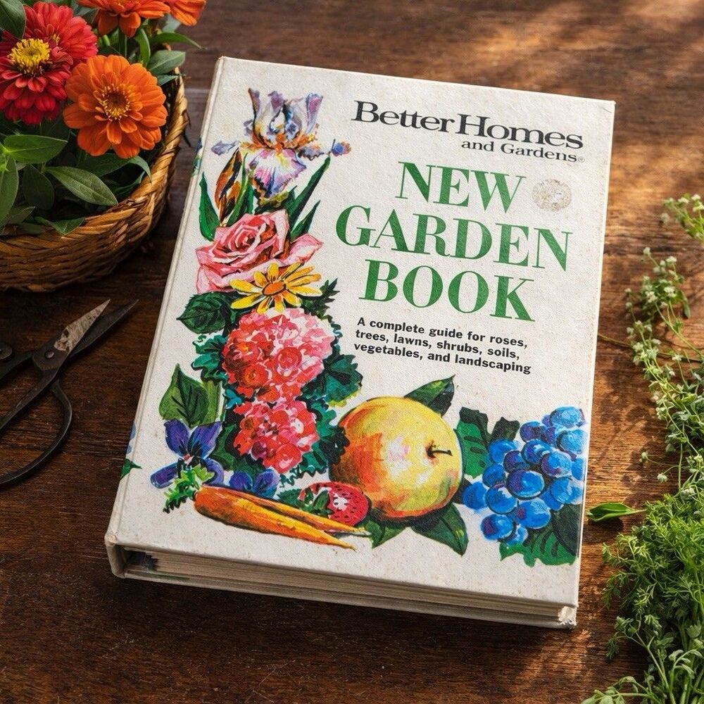 Vintage 1968 Better Homes & Gardens New Garden Book Binder Gardening Guide Retro
